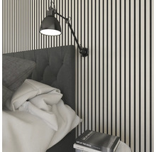 Schlafzimmer mit Wandleuchte, Bett und Nachttisch