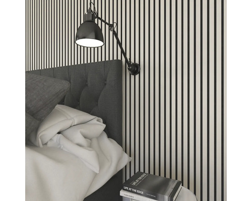 Schlafzimmer mit Wandleuchte, Bett und Nachttisch