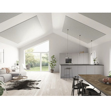 Helles Wohnzimmer mit Akustikpaneelen an der Decke, Sofa, Küche und Essbereich.