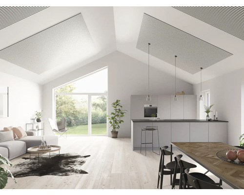 Helles Wohnzimmer mit Akustikpaneelen an der Decke, Sofa, Küche und Essbereich.