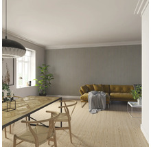 Wohnzimmer mit Esstisch, Stühlen, Sofa und Wandpaneelen