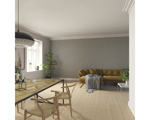 Wohnzimmer mit Esstisch, Stühlen, Sofa und Wandpaneelen