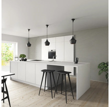 Moderne Küche mit Kochinsel, Barhockern und Pendelleuchten