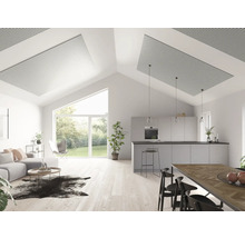 Heller Wohnbereich mit Akustikdeckenpaneelen über dem Wohn- und Küchenbereich