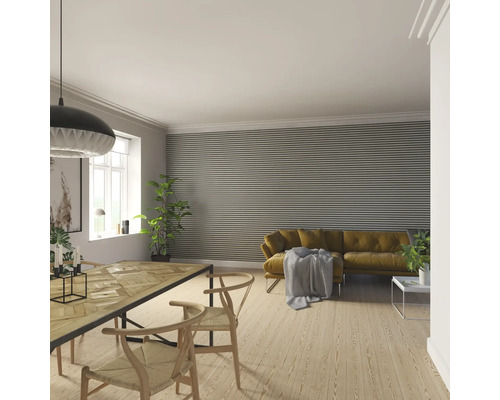 Wohnzimmer mit Esstisch, Stühlen und Sofa vor einer Wand mit horizontalen Streifen