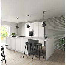 Moderne Küche mit Kochinsel, Barhockern und Pendelleuchten