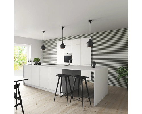 Moderne Küche mit Kochinsel, Barhockern und Pendelleuchten