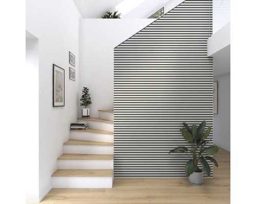 Heller Eingangsbereich mit Treppe, Zimmerpflanzen und Wanddekor