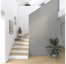 Heller Eingangsbereich mit Treppe und vertikalen Wandpaneelen zur Dekoration.