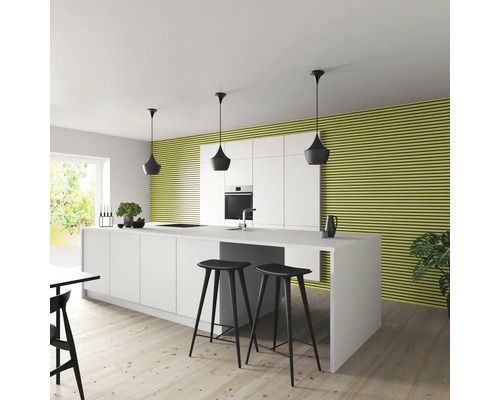 Moderne Küche mit Kücheninsel, Barhockern und Pendelleuchten