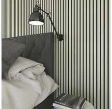 Schlafzimmerszene mit Bett, Wandleuchte und Wandpaneelen