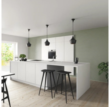 Helle Küche mit Kücheninsel, Barhockern und Pendelleuchten