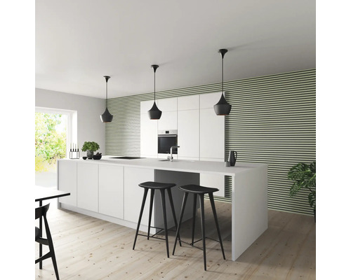 Helle Küche mit Kücheninsel, Barhockern und Pendelleuchten