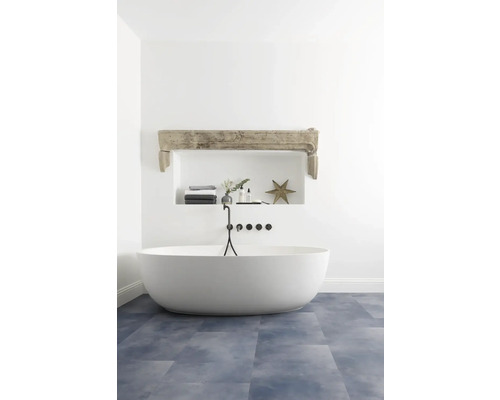 Badezimmer mit freistehender Badewanne, Armatur und Ablagefläche