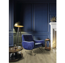 Innenraum mit Sessel, Stehlampe, Couchtischen und Kamin