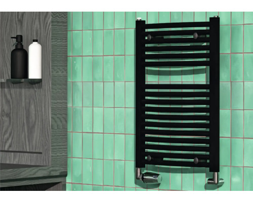 Badheizkörper Rotheigner Swing 690x445 mm schwarz Anschluss Beidseitig unten Badezimmeransicht mit schwarzem Handtuchwärmer an gefliester Wand