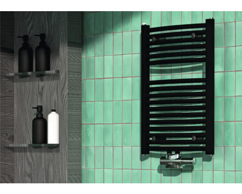 Badezimmer mit Handtuchwärmer und Seifenspendern