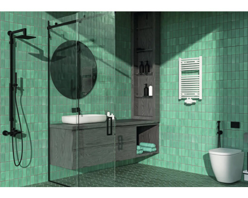 Modernes Badezimmer mit Dusche, Waschtisch, Spiegel, Regal und Handtuchwärmer