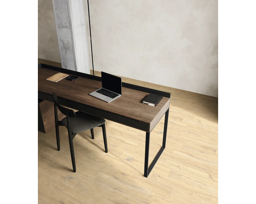 Büroarbeitsplatz mit Schreibtisch, Sessel und Laptop