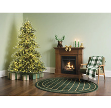 Weihnachtsszene mit Weihnachtsbaum, Kamin und Sessel