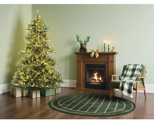 Weihnachtsszene mit Weihnachtsbaum, Kamin und Sessel