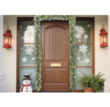 Dekorierter Hauseingang mit Tannengirlande, Laternen und Schneemann