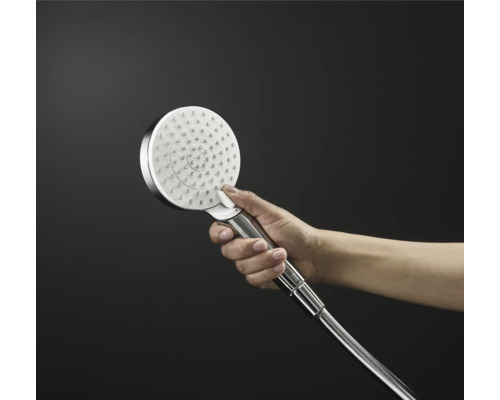 Hand die einen runden Duschkopf aus Metall hält