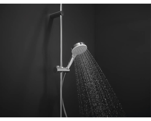 Duscharmatur mit Handbrause und Duschstange im Badezimmer