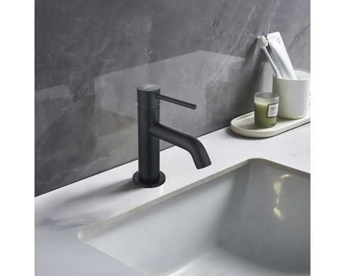 Schwarze Waschtischarmatur auf einem Waschbecken im Badezimmer.
