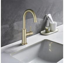 Goldene Armatur mit rundem Auslauf und seitlichem Hebel am Waschbecken