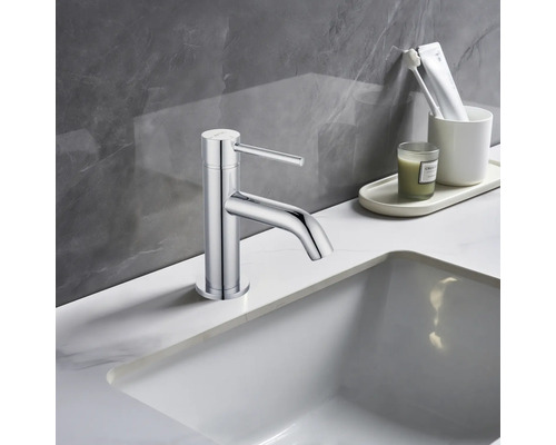 Verchromter Waschtischmischer auf einem weißen Waschbecken