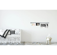 Babyzimmer mit Kinderbett, Spielzeug und Bilderleiste zur Wandmontage