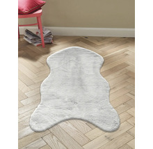 Grauer Teppich in Fellform auf Holzboden