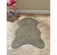 Grauer Teppich in Felloptik auf Holzboden