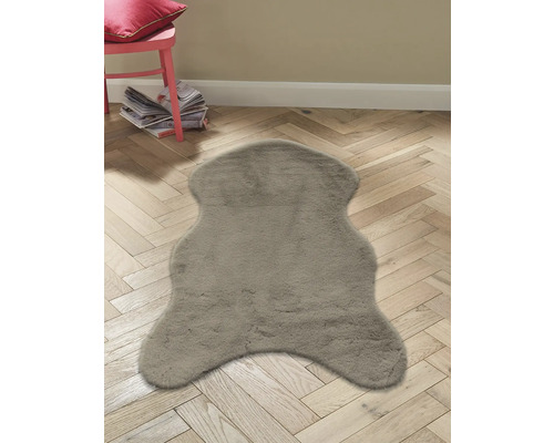 Grauer Teppich in Felloptik auf Holzboden