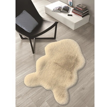 Dekorative Schaffellimitat-Teppich neben einem Stuhl und einem Tisch