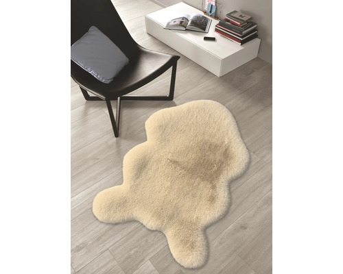 Dekorative Schaffellimitat-Teppich neben einem Stuhl und einem Tisch