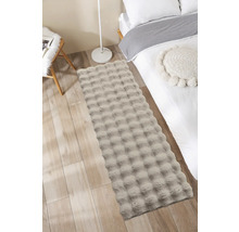 Dekoratives Schlafzimmer mit Bett, Stuhl und einem rechteckigen Teppich