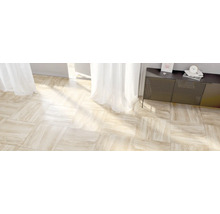 Heller Raum mit Bodenfliesen in Marmoroptik.