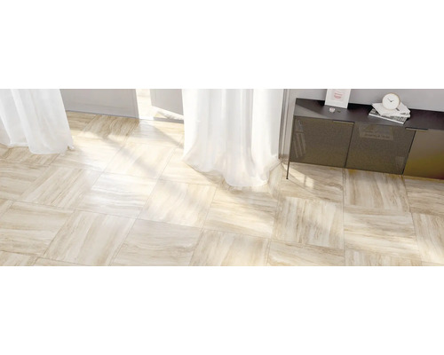 Heller Raum mit Bodenfliesen in Marmoroptik.