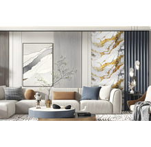 Wohnzimmer mit Sofa, Couchtisch und Wandbildern.