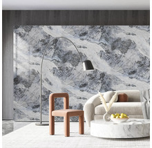 Wohnzimmer mit Marmorwand, Sofa, Sessel, Stehlampe und Couchtisch