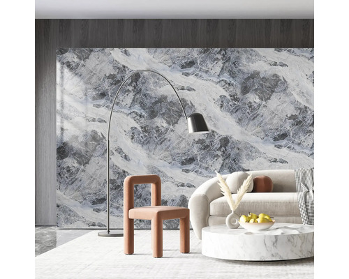 Wohnzimmer mit Marmorwand, Sofa, Sessel, Stehlampe und Couchtisch