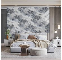 Schlafzimmer mit Bett, Nachttischen und Wandtapete mit Felsmotiv für eine moderne Raumgestaltung.