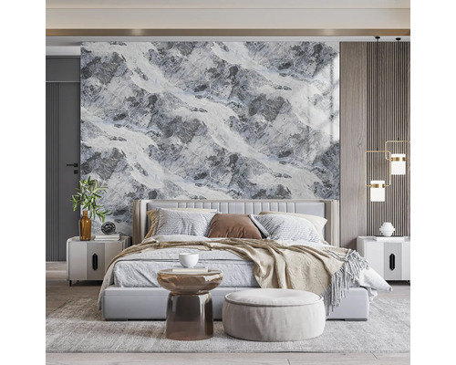 Schlafzimmer mit Bett, Nachttischen und Wandtapete mit Felsmotiv für eine moderne Raumgestaltung.