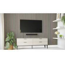Wohnzimmer mit Wandpaneelen, Fernseher, Soundbar, Kommode und Wandregalen
