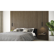 Schlafzimmer mit Holzpaneelwand und Bett
