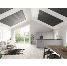 Helles Wohnzimmer mit Deckenelementen, moderner Einrichtung und großen Fenstern