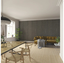 Wohnzimmer mit Holzwandpaneelen, Esstisch, Stühlen und gelbem Sofa