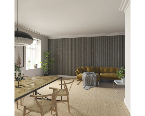 Wohnzimmer mit Holzwandpaneelen, Esstisch, Stühlen und gelbem Sofa